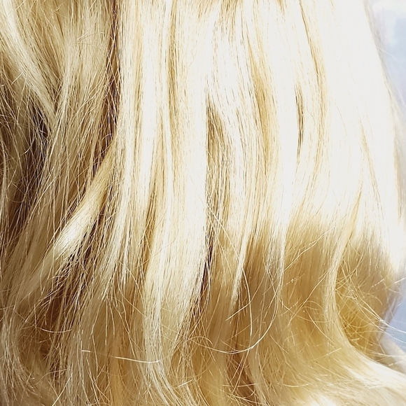 Taylor Swift Blonde Synthetic Wig - Picture 6 of 8